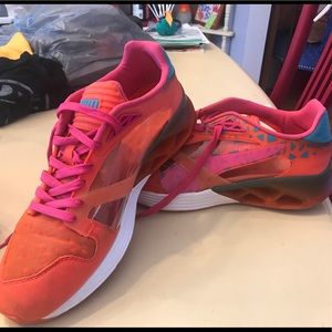 Size 11 wm/size 9 men Puma sneakers